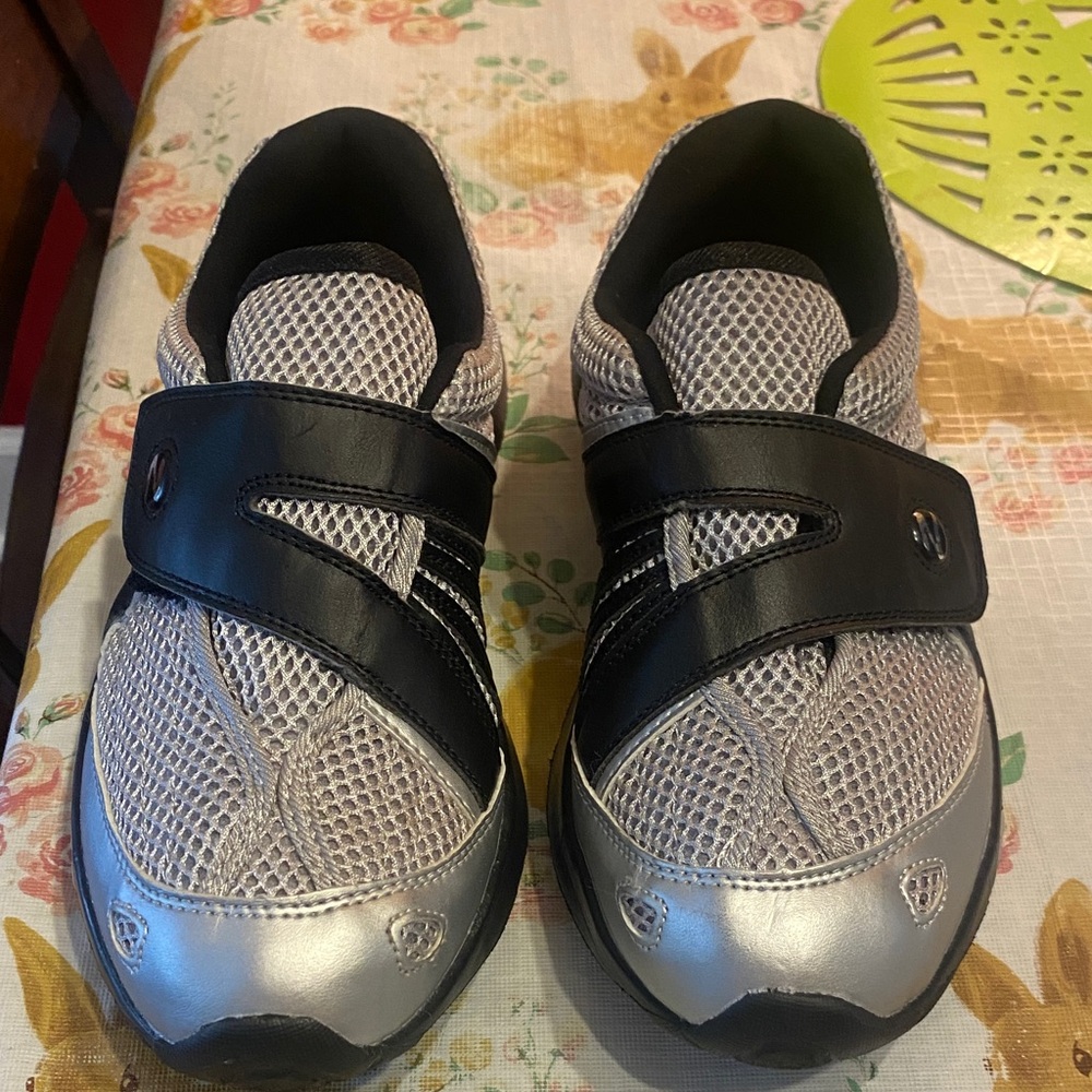Zeko unisex Silver and Black Athletic shoes men 7.5 women 9.5